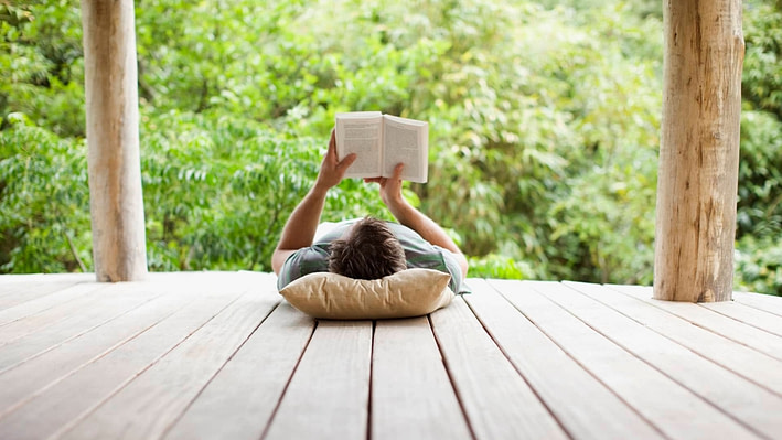 3 inspirational books to read this summer, according to life coaches