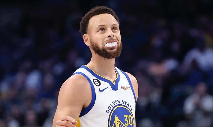 Steph Curry Reacts to Controversial Travel Call vs. Mavericks